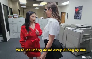 Cái cu to làm em bé mặc tất lưới rất thích