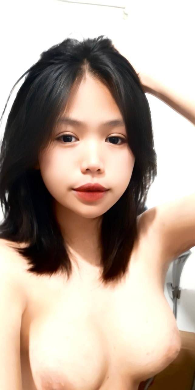 ?? [Không kiểm duyệt] Anh ơi~ Của anh to thế?? Em cảm thấy rất tuyệt khi anh liếm nó, em yêu anh rất nhiều~ Anh mút ngực em~ Đau quá~ Em đã quan hệ với anh lâu như vậy rồi, anh trai, anh có chịu để em đau khổ không?? Này, to quá~ Đến đây nào, xuất tinh~